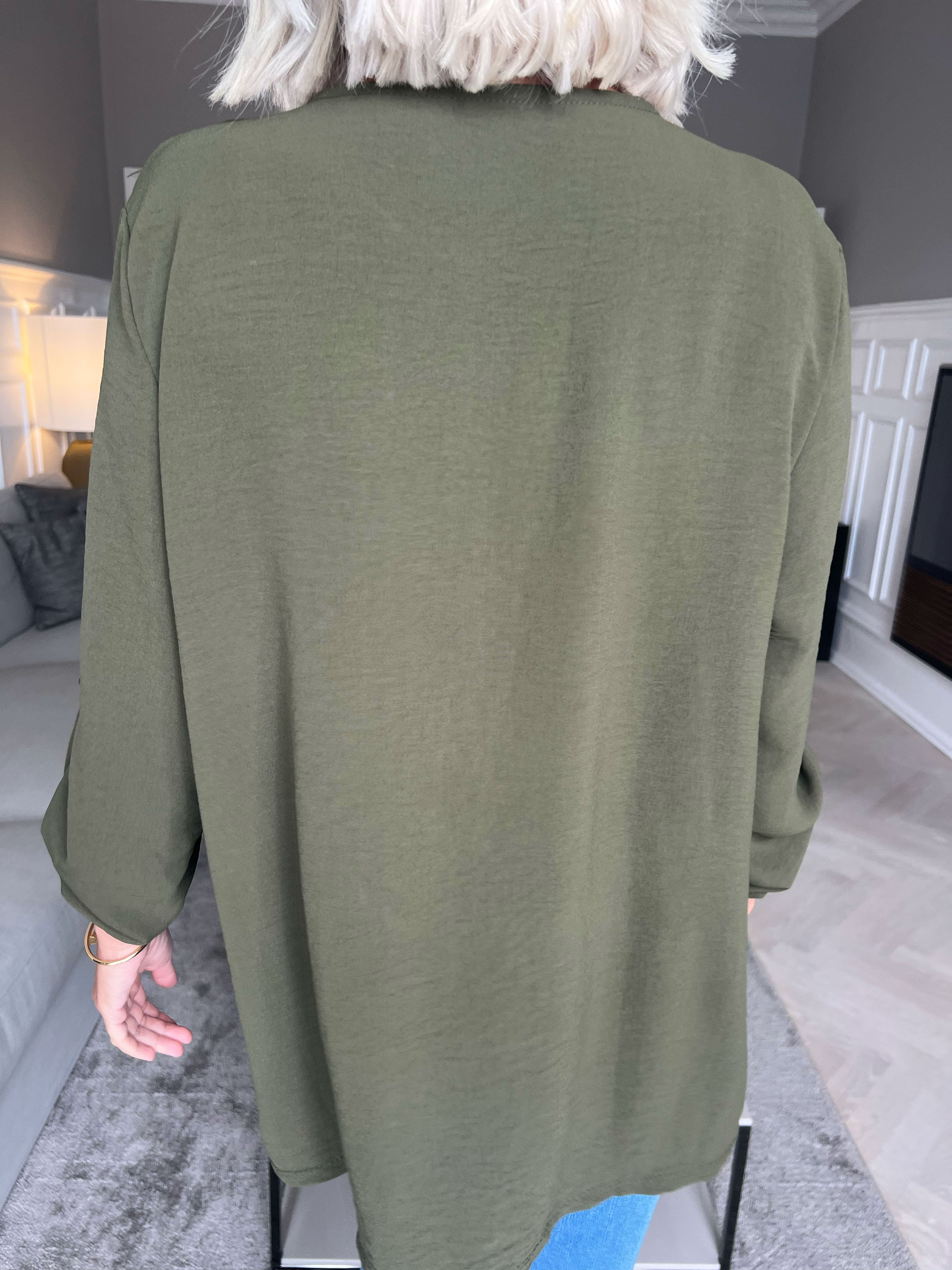 Nicola - Sød bluse med flæser og knapper